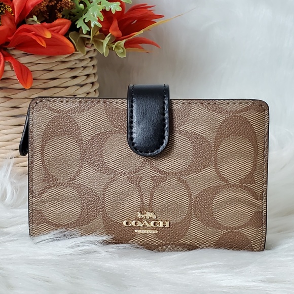 Coach Handbags - 🔥SALE🔥 COACH MEDIUM CORNER ZIP WALLET